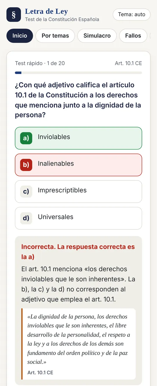 Captura de la app de test en el móvil: pregunta sobre el artículo 10.1 de la Constitución con la respuesta elegida en rojo, la correcta en verde, la explicación y la cita literal del artículo.